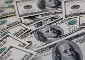 Dólar ajusta para cima com mercado analisando plano Biden