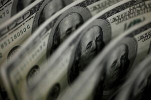 Dólar baterá R$6 e inclinação da curva de juros aumentará com mais deterioração fiscal, prevê Société Générale