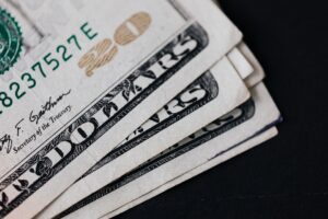 Dólar passa a cair contra real com agenda do Congresso e falas de Bolsonaro no radar