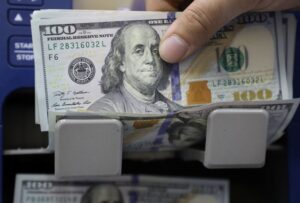 Dólar devolve ganhos contra real com foco em resolução de impasse orçamentário